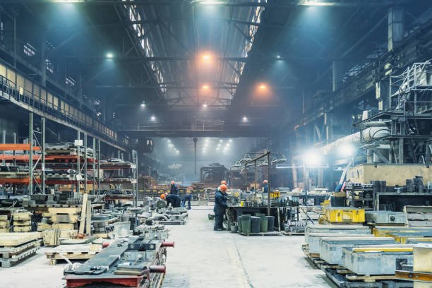 Konstruksi struktur baja di workshop dan fasilitas produksi