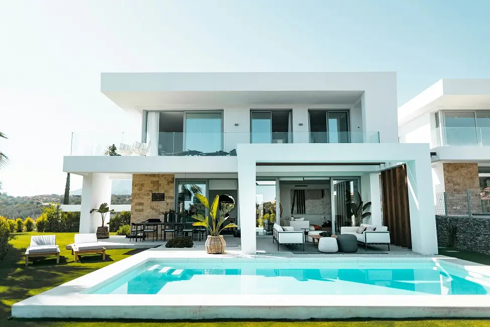 Renovasi villa modern